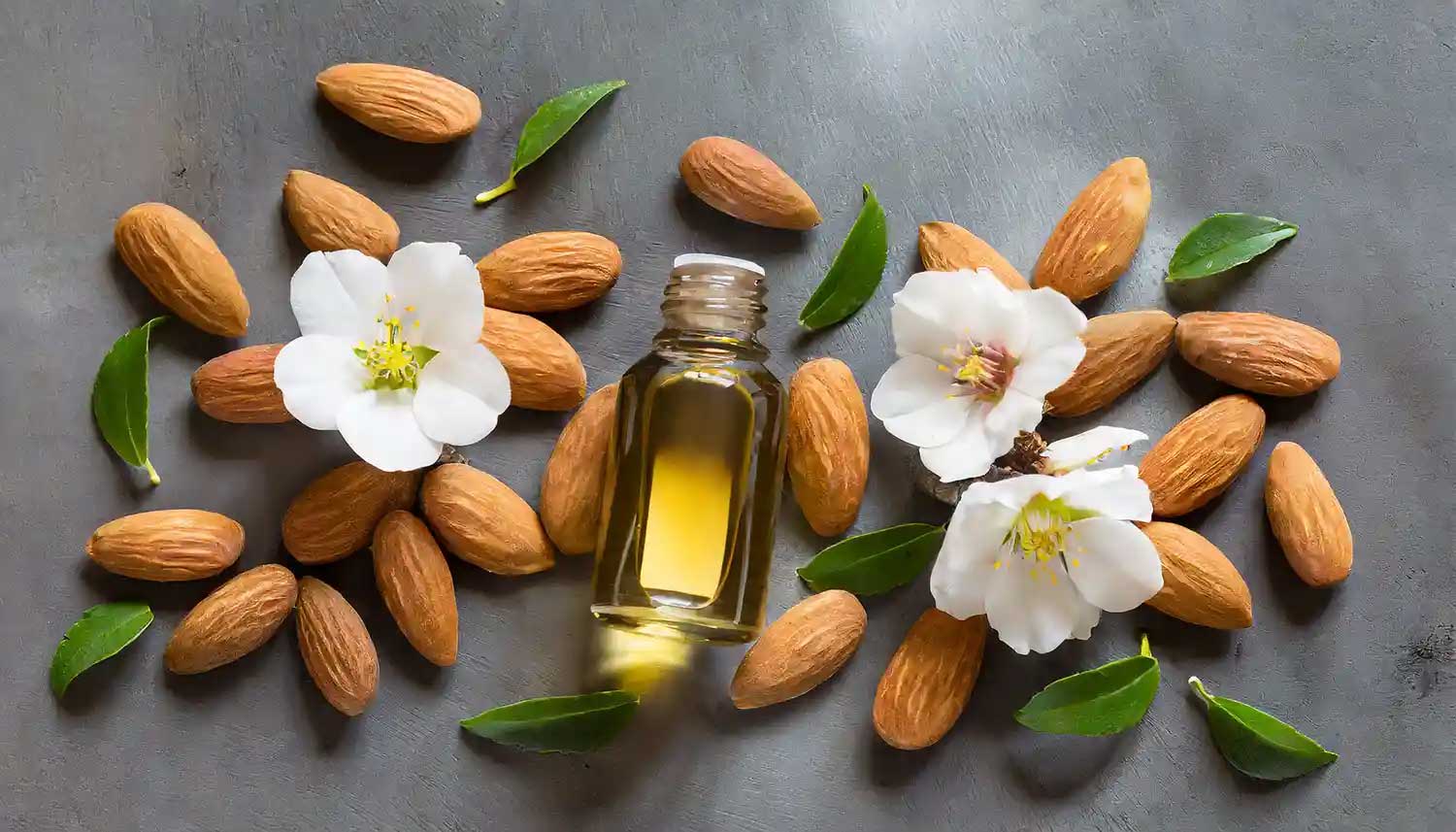 یک بطری روغن بادام شیرین برای حفظ سلامت واژن